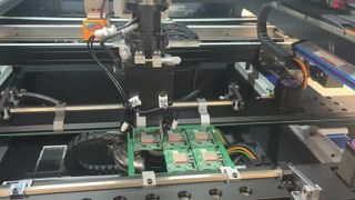 トレイ PCB フライス盤に PCBA をアンロードするインライン PCB デパネル ルーター マシン